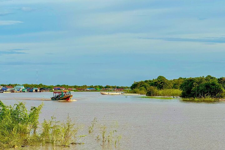 Private Boat from Battambang to Siem Reap via Tonle Sap Lake