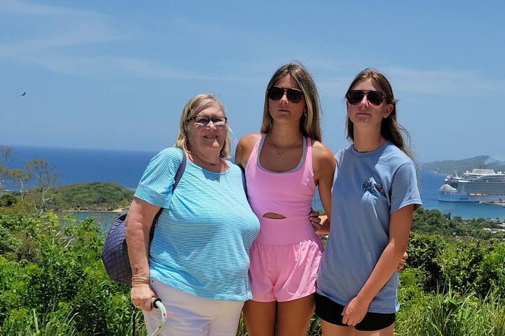 Roatan Wildlife Monkeys,Sloths, chocolate Rum tasting Island Tour