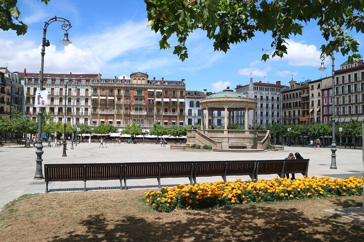 Pamplona Highlights Walking Tour with Coffee and Churros Break