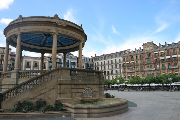 Pamplona Highlights Walking Tour with Coffee and Churros Break
