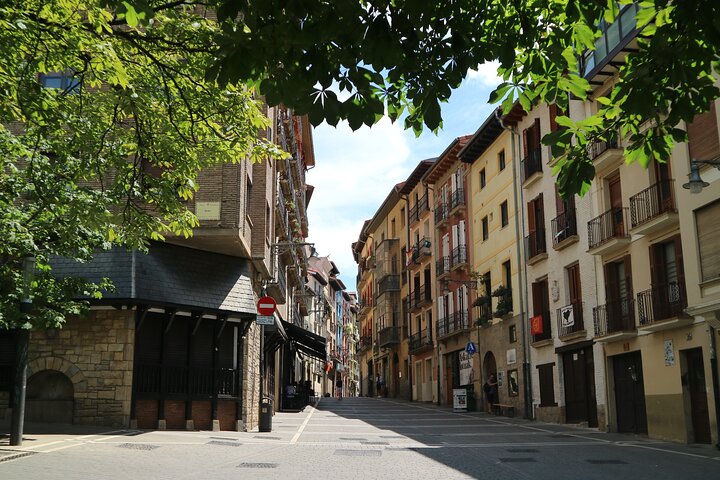 Pamplona Highlights Walking Tour with Coffee and Churros Break
