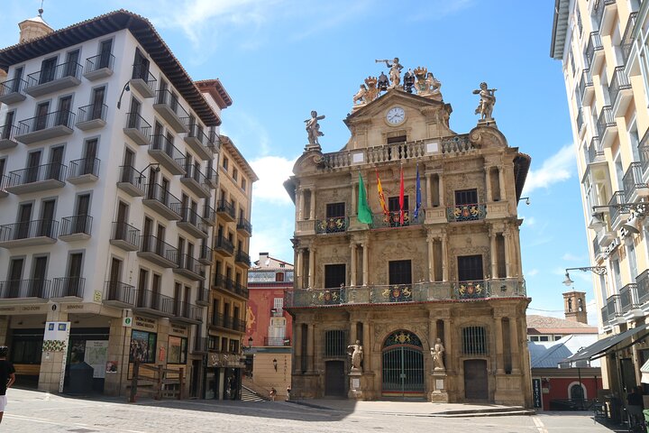 Pamplona Highlights Walking Tour with Coffee and Churros Break