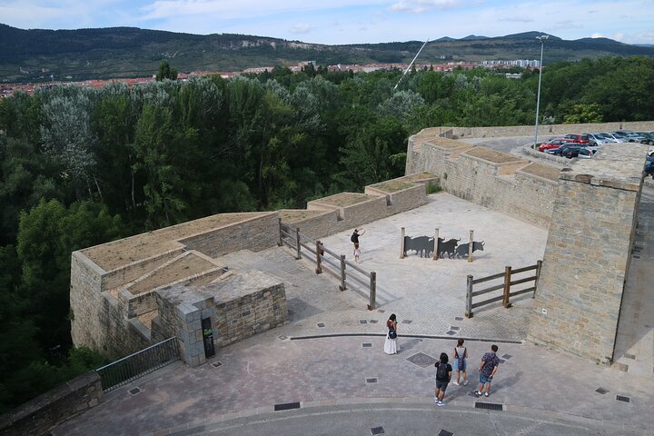 Pamplona Highlights Walking Tour with Coffee and Churros Break