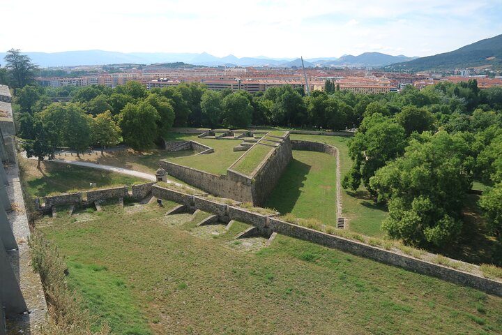 Pamplona Highlights Walking Tour with Coffee and Churros Break