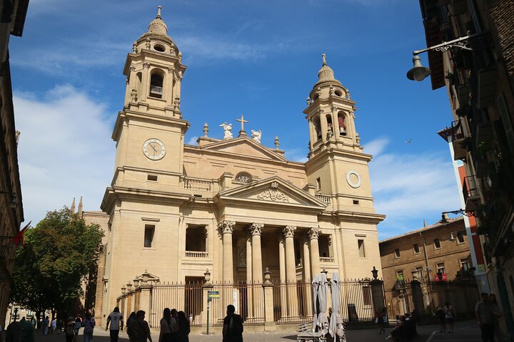 Pamplona Highlights Walking Tour with Coffee and Churros Break