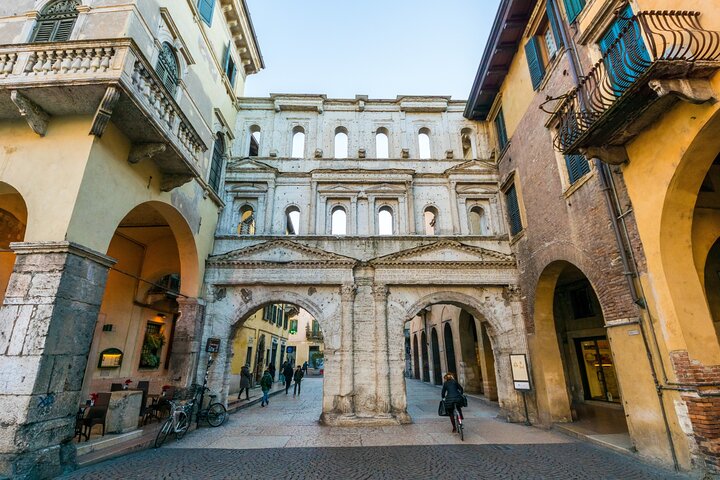 Verona: Tour with Arena, Cable Car and Optional Juliet Tickets