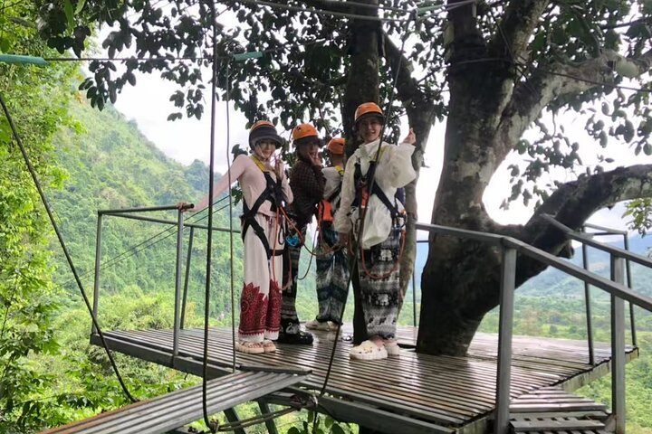 Vang Vieng Kayaking, Zipline,Tham Chang Cave and Water Cave