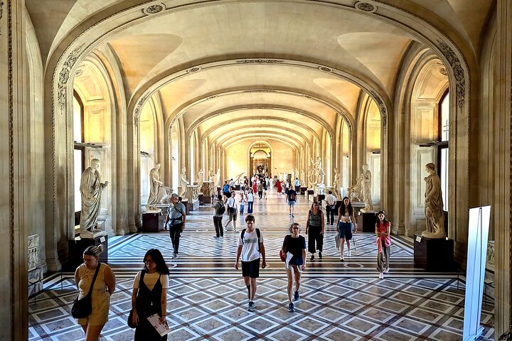 Louvre Museum Premium Guided Tour 6 GUESTS MAX Entry Included