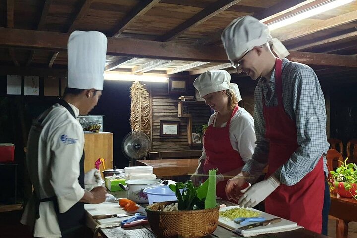 Battambang: Cooking Class and Market Touring