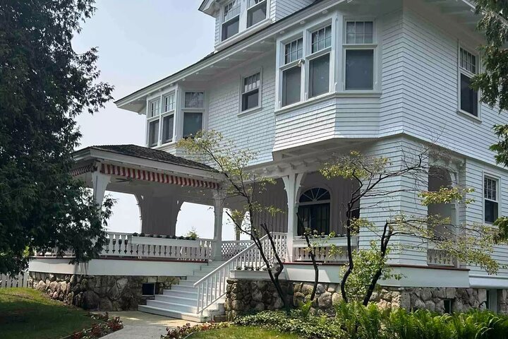 Elegant East Bluff: A Self-Guided Mackinac Island Tour