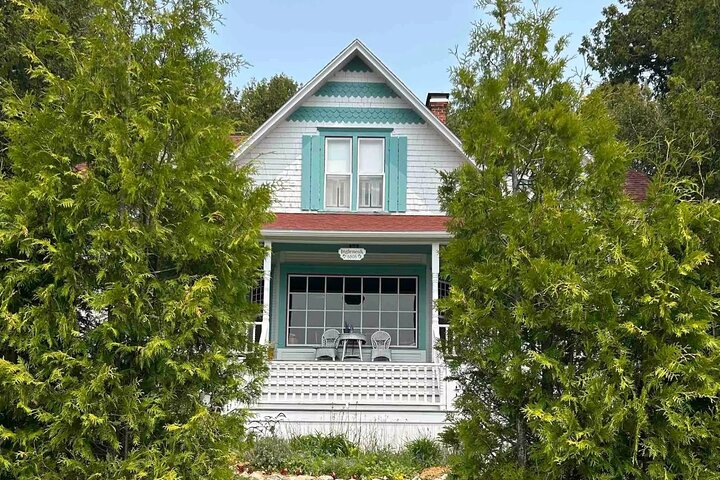 Elegant East Bluff: A Self-Guided Mackinac Island Tour