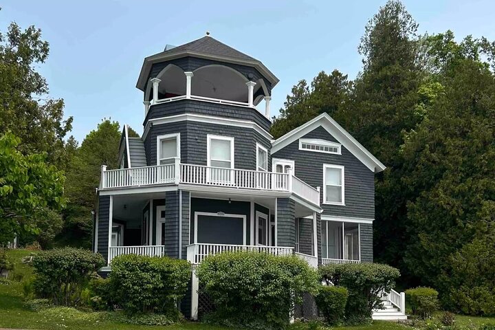 Elegant East Bluff: A Self-Guided Mackinac Island Tour
