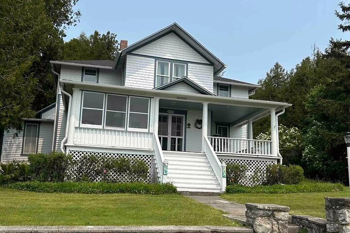 Elegant East Bluff: A Self-Guided Mackinac Island Tour