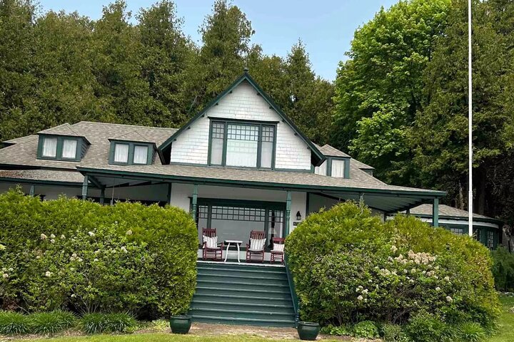 Elegant East Bluff: A Self-Guided Mackinac Island Tour