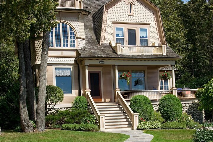 Elegant East Bluff: A Self-Guided Mackinac Island Tour