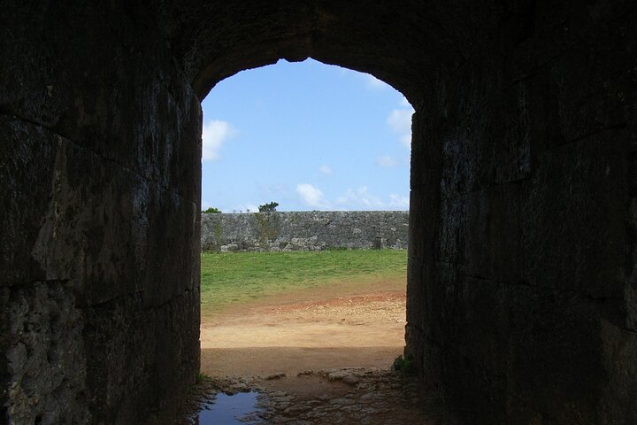 Okinawa: Zakimi Castle and Yuntanza Museum Heritage Tour
