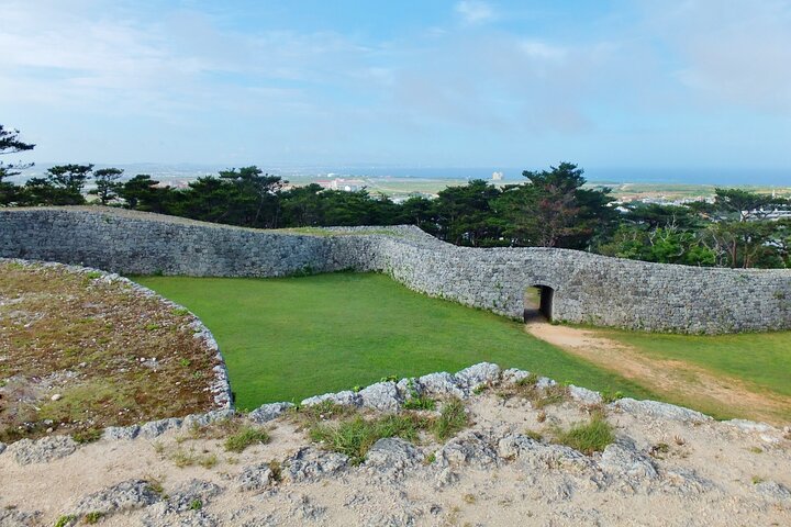 Okinawa: Zakimi Castle and Yuntanza Museum Heritage Tour