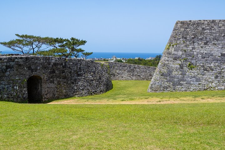Okinawa: Zakimi Castle and Yuntanza Museum Heritage Tour