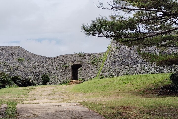 Okinawa: Zakimi Castle and Yuntanza Museum Heritage Tour