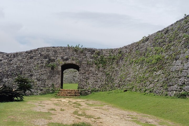 Okinawa: Zakimi Castle and Yuntanza Museum Heritage Tour
