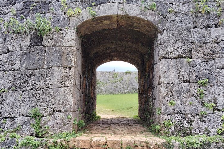 Okinawa: Zakimi Castle and Yuntanza Museum Heritage Tour
