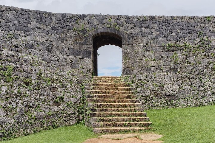 Okinawa: Zakimi Castle and Yuntanza Museum Heritage Tour