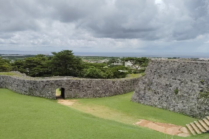 Okinawa: Zakimi Castle and Yuntanza Museum Heritage Tour