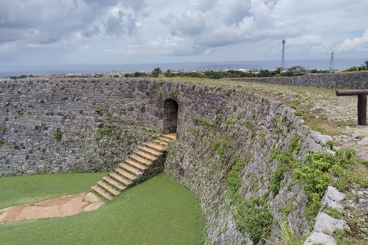 Okinawa: Zakimi Castle and Yuntanza Museum Heritage Tour