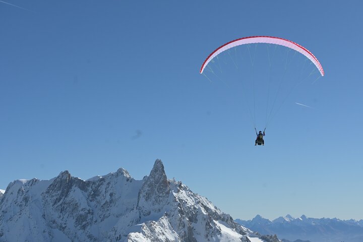 Flight EN Paragliding in front of Mont Blanc