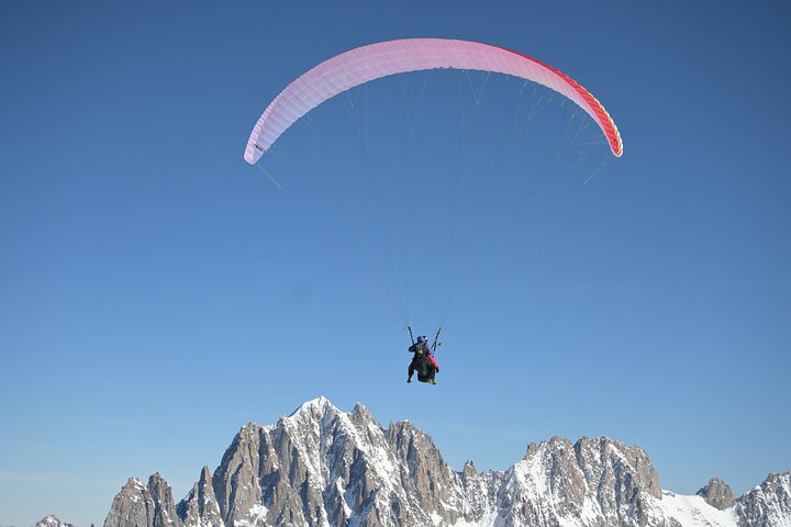 Flight EN Paragliding in front of Mont Blanc