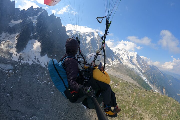 Flight EN Paragliding in front of Mont Blanc
