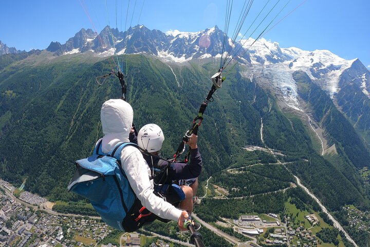 Flight EN Paragliding in front of Mont Blanc