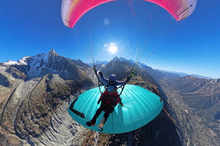 Flight EN Paragliding in front of Mont Blanc