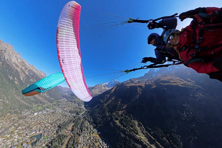 Flight EN Paragliding in front of Mont Blanc