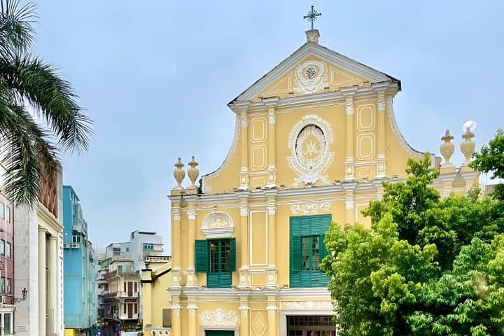 Macau Private Tour with Toyota Alphard luxury MPV limousines