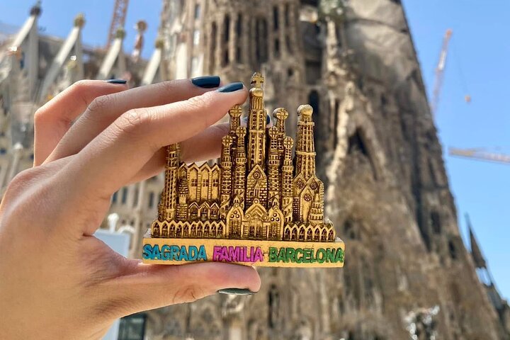 Best of Barcelona: Sagrada Família, Gaudí & Candy Tasting Tour!