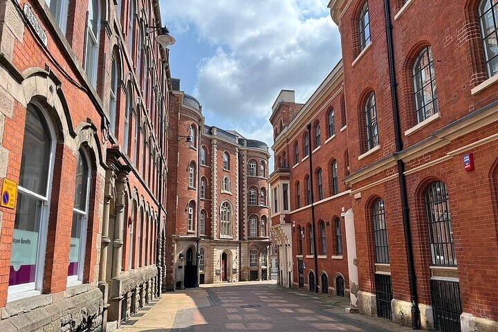 Nottingham Private Historic Pub Tour with Free Drinks