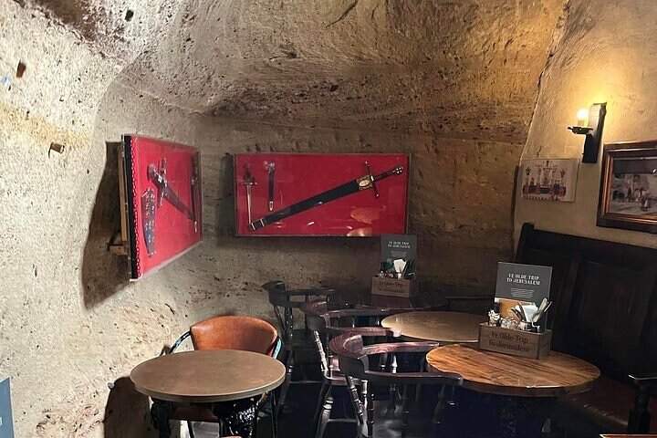 Nottingham Private Historic Pub Tour with Free Drinks