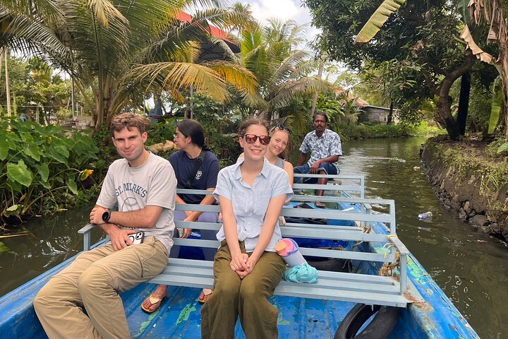 21hrs Houseboat Tour through Alleppeys Serene Canals & Local Life