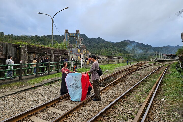 Small-Group: Yehliu, Jiufen & Pingxi Day Tour from Taipei