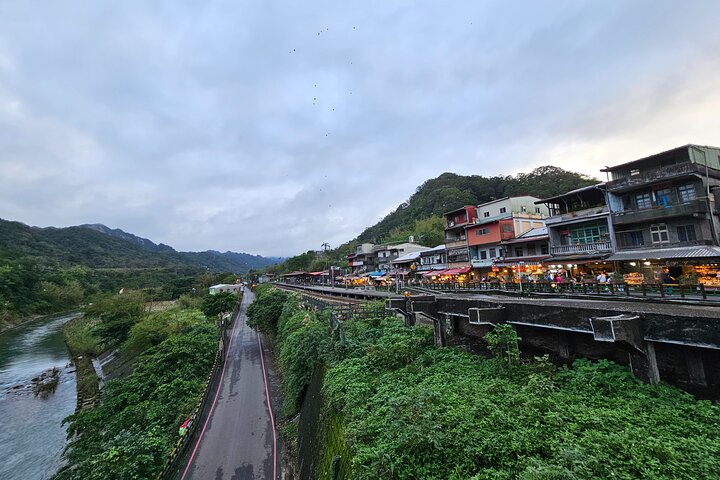 Small-Group: Yehliu, Jiufen & Pingxi Day Tour from Taipei