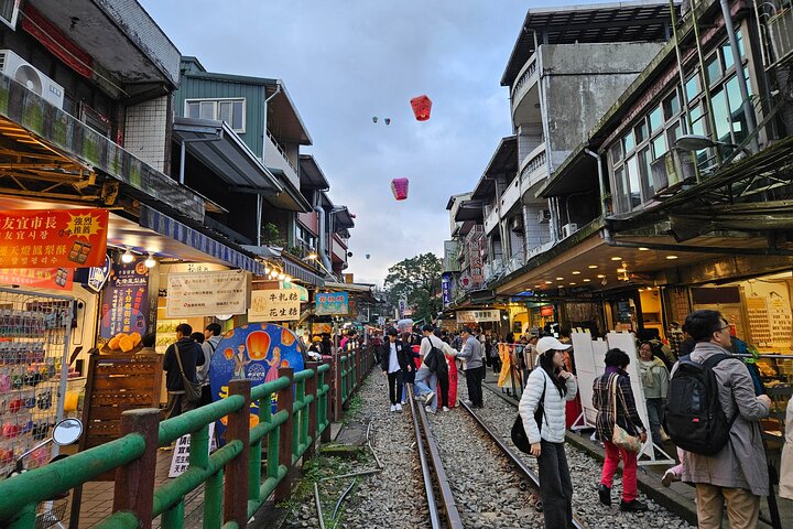Small-Group: Yehliu, Jiufen & Pingxi Day Tour from Taipei