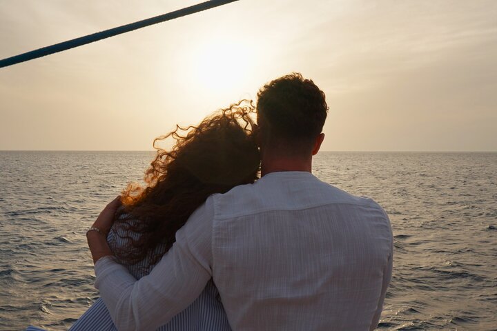 Dia Island Sailing Cruise with Meal and Water Activities