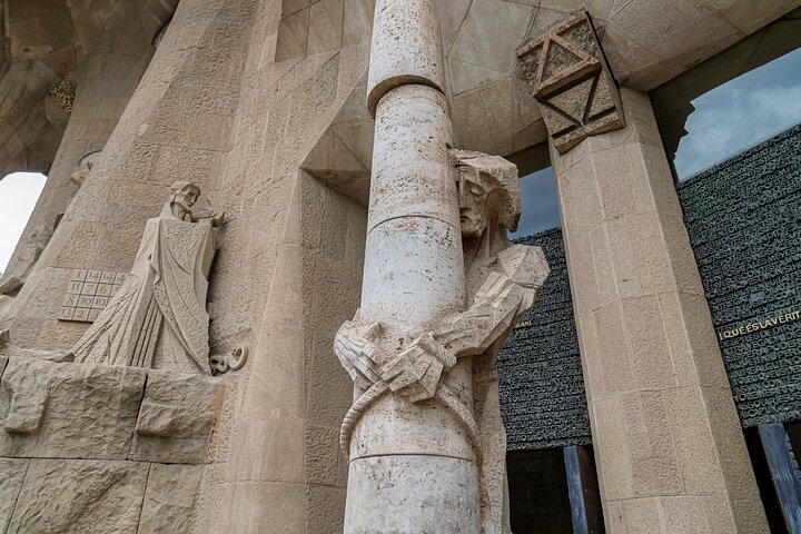 Barcelona: Sagrada Familia Skip-the-Line Guided Tour and Tickets