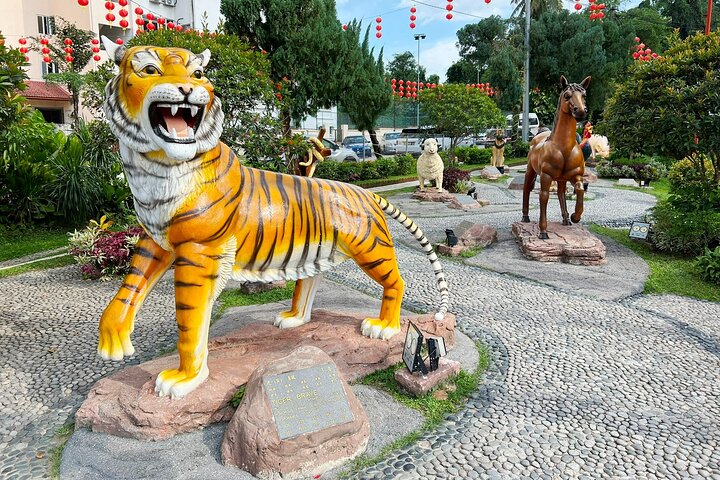 From Singapore: Private Kuala Lumpur / Malacca tour + SKY DINING