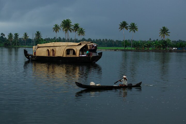 Backwaters Bliss: Cochin to Alleppey Escape