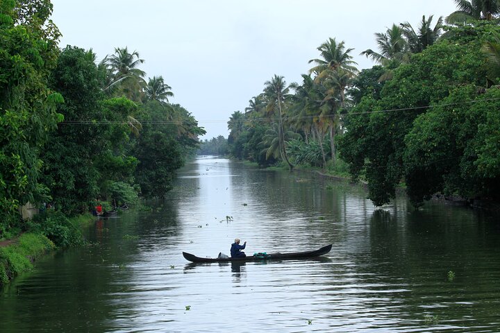 Backwaters Bliss: Cochin to Alleppey Escape
