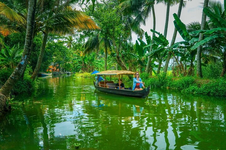 Backwaters Bliss: Cochin to Alleppey Escape