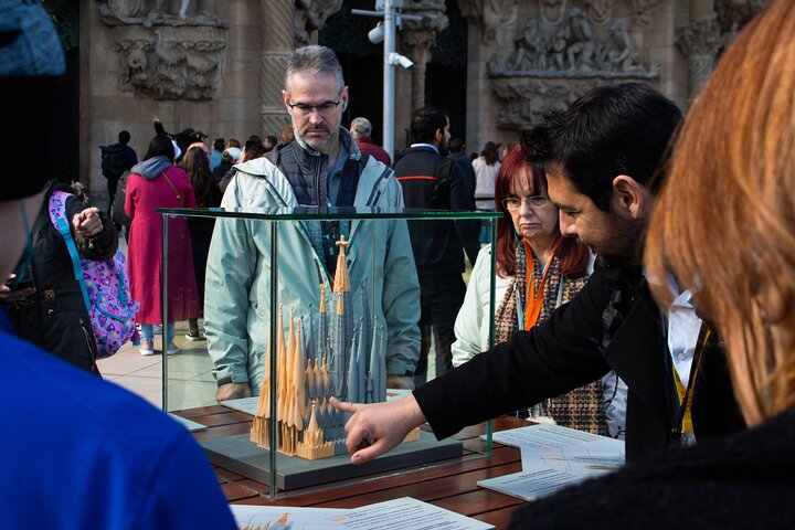 Park Guell and Sagrada Familia Tour with Skip the Line Tickets
