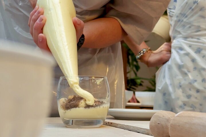 Siena: Pasta and Tiramisu Small Group Cooking Class with Wine